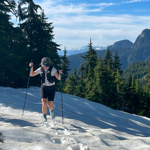 Mengyang running on a snowy trail.